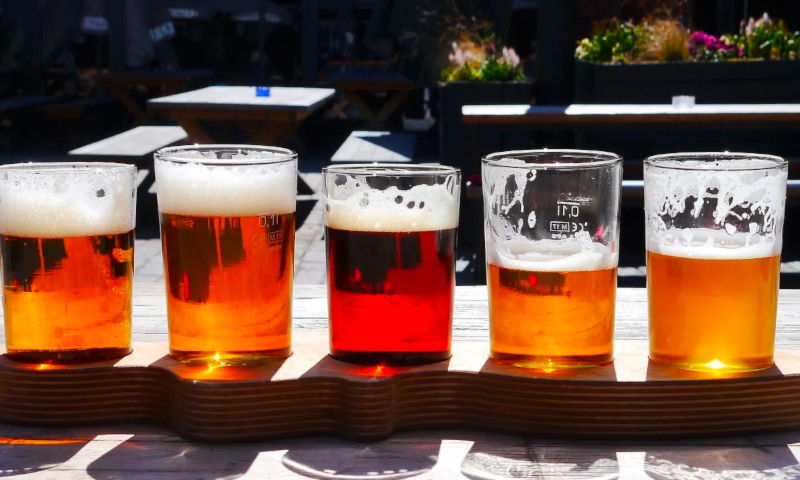 Verschillende soorten bier op een proefplankje